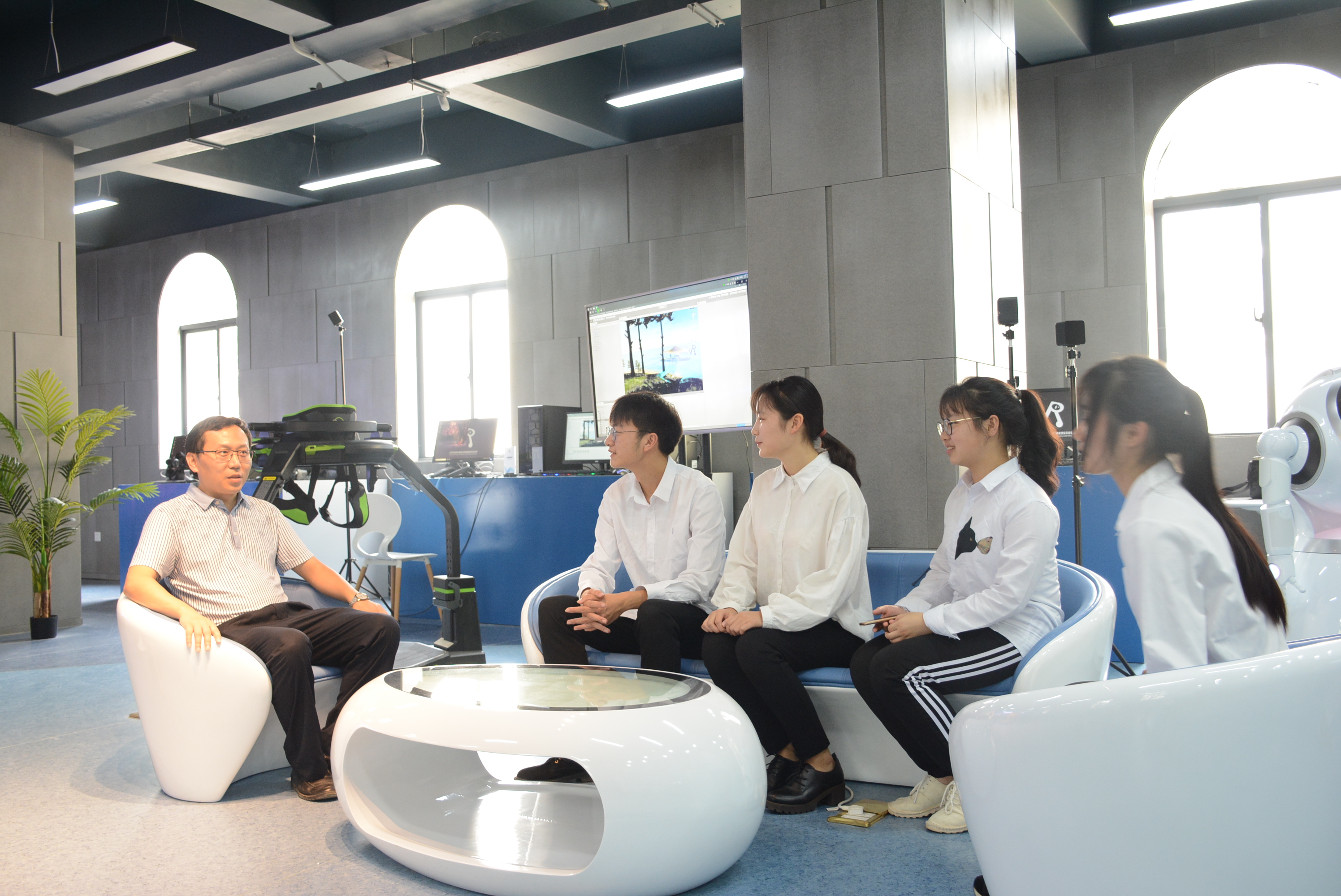 我院教师实验室指导学生.JPG