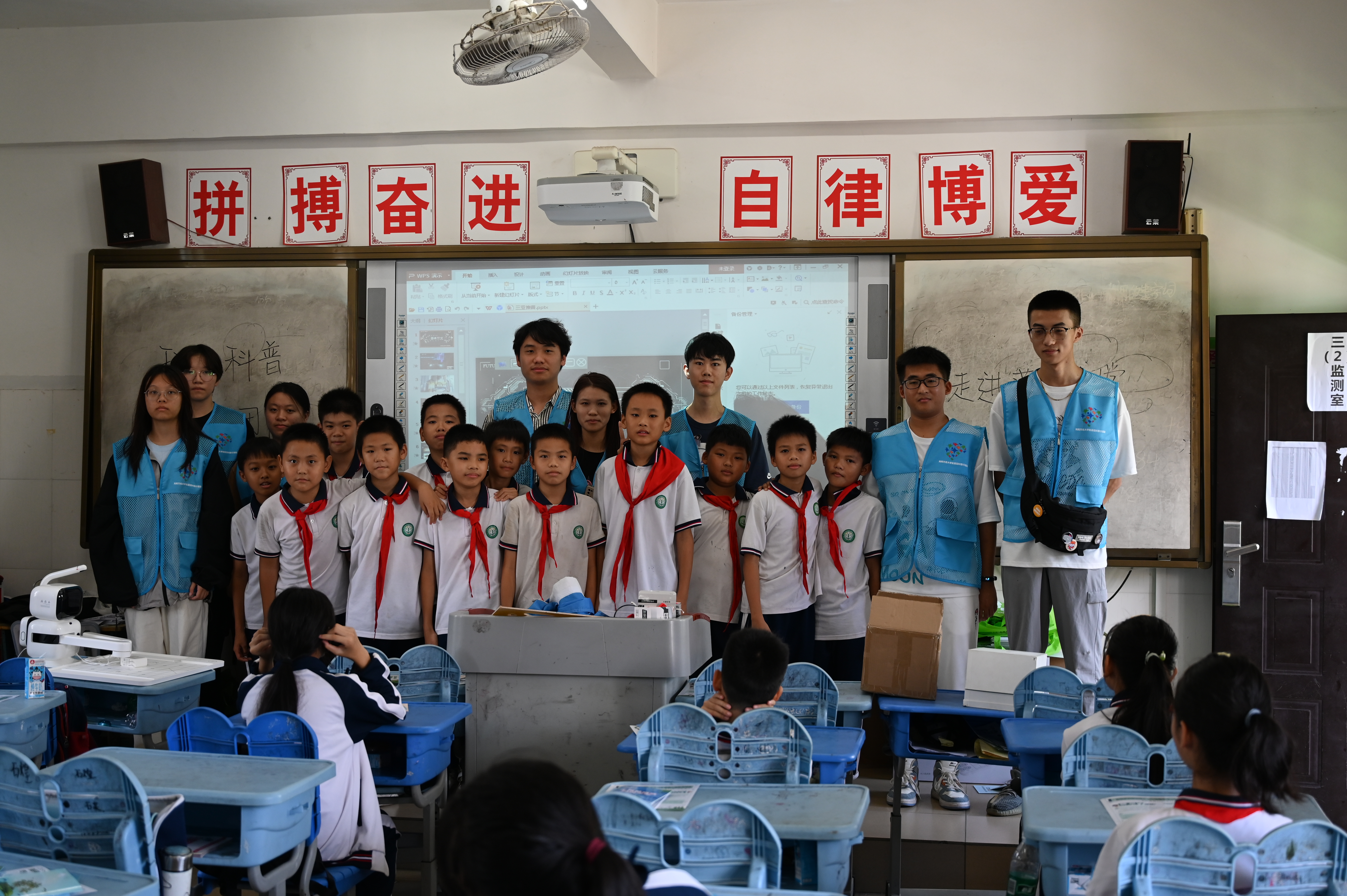 2023年6月科技普及实践团队走进落笔小学.JPG